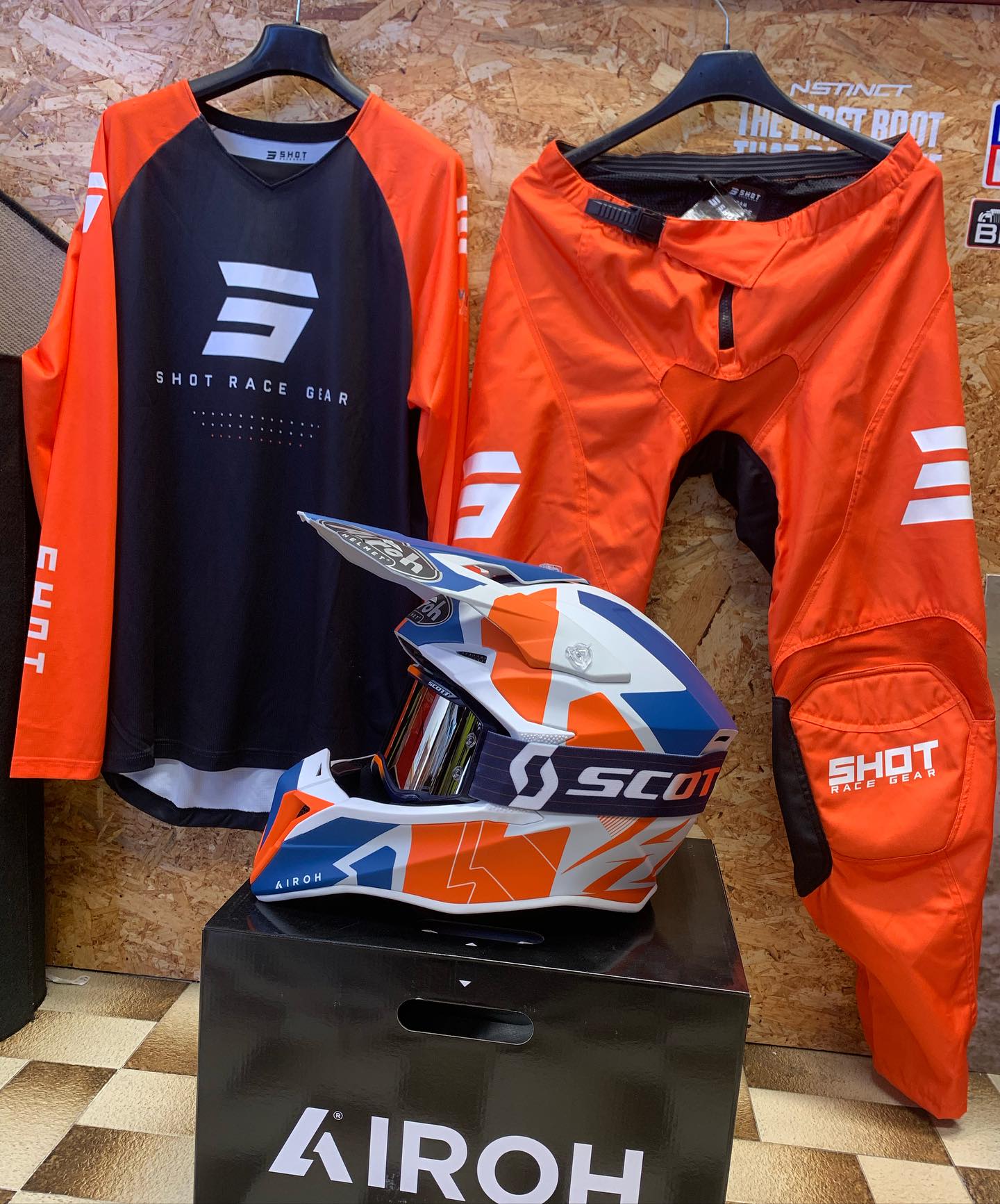 Conjunto Fato Shot Raw Escape (L/34) + Capacete Airoh Wraap Raze (M ou L) + Oculos Scott Prospect