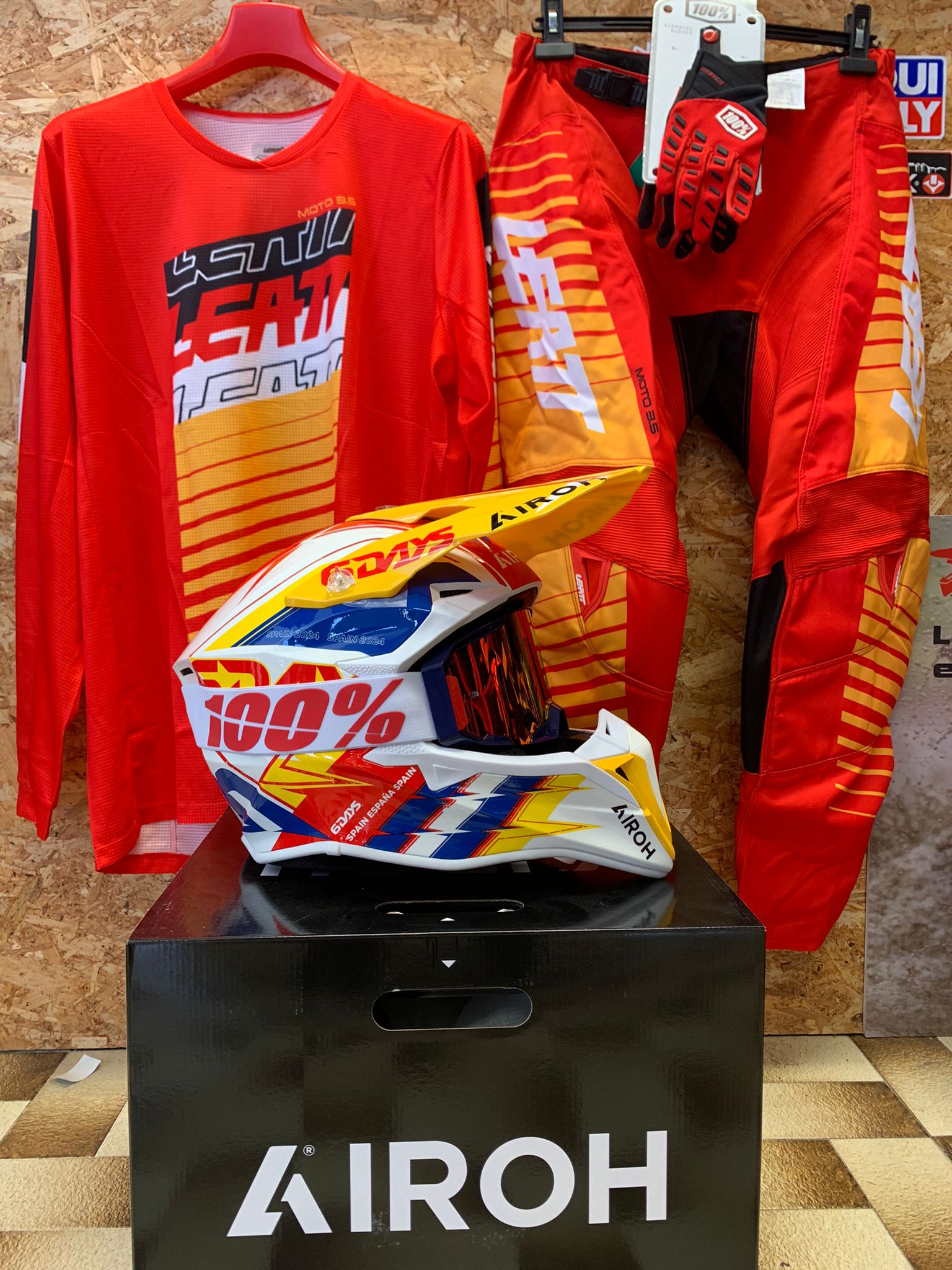 Calça + Camisola Laett 3.5 + Capacete Airoh Wraaap 6DAYS Espanha + Óculos100% Armatic + Luvas 100% Itrack
